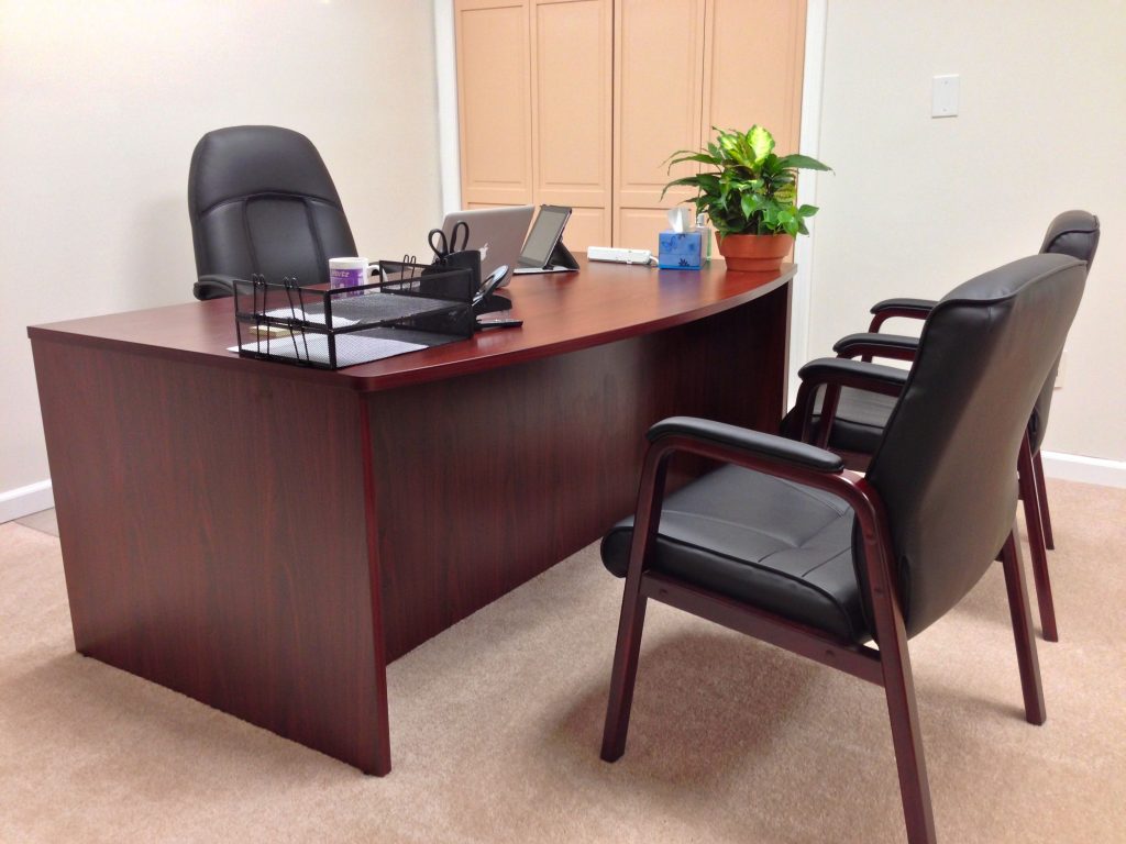 Fully furnished - desk/chairs